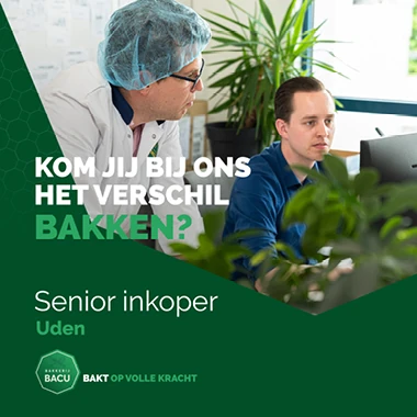 Poster met een BACU-medewerker met haarnet die in gesprek is met een collega achter een computerscherm, met de tekst kom jij bij ons het verschil bakken en een vacature voor senior inkoper in Uden