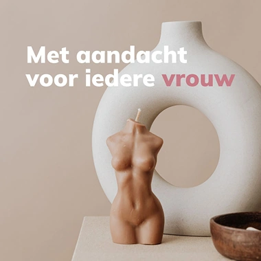 Decoratieve kaars in de vorm van een vrouwelijk torso, met een ronde vaas op de achtergrond. Tekst: