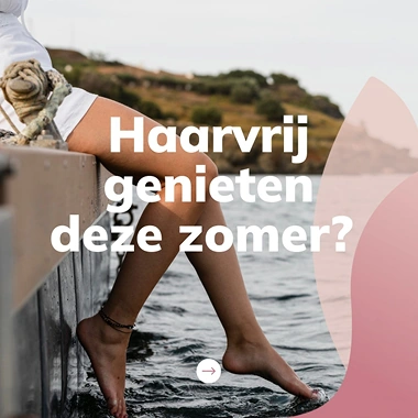 Vrouw met gladde benen zit op een steiger en laat haar voeten in het water bungelen. Tekst: