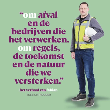 Man in veiligheidsvest met bouwhelm naast een quote over afval, regels en natuur. Naam: Fabian, toezichthouder.