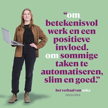 Vrouw met laptop in hand naast een quote over betekenisvol werk en automatisering. Naam: Anka, developer.