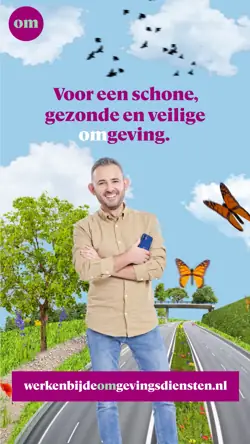 Man met opgerolde mouwen en telefoon in een groene omgeving, met de tekst:
