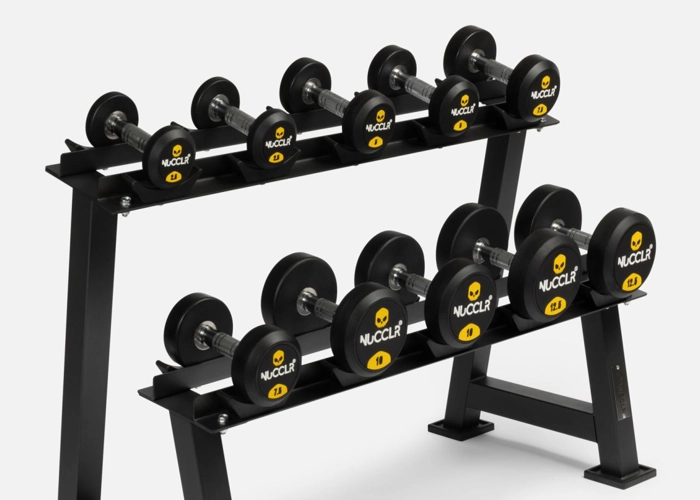 Een rek met dumbells met het logo van NUCCLR.