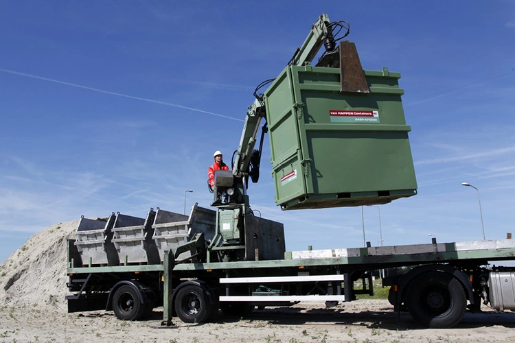 Voertuig tilt container met het logo van Van Happen Containers.