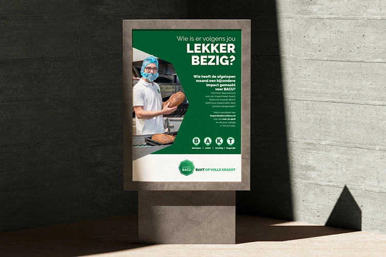 Poster met groen-wit ontwerp waarop een bakker met brood staat en de tekst 'Wie is er volgens jou LEKKER BEZIG?' om medewerkers te nomineren voor BACU.