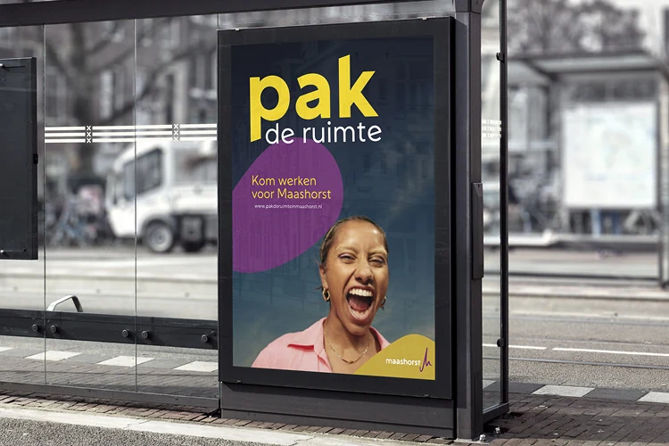 Een bushokje met een opvallende poster voor de campagne