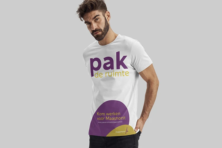 Een man draagt een wit T-shirt met het campagneontwerp