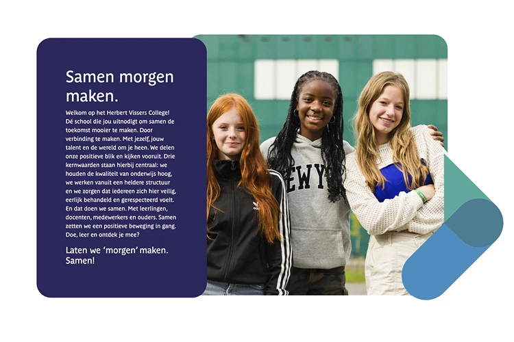 Een banner met links witte tekst op een paarse achtergrond met de visie van het Herbert Visser College. Rechts een afbeelding van drie scholieren.