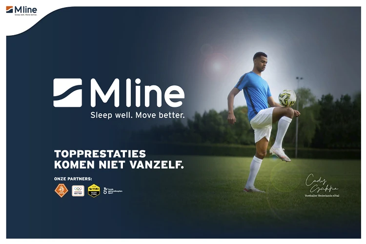 Advertentie van Mline met een voetballer (Cody Gakpo) die een bal controleert, de slogan 'Topprestaties komen niet vanzelf' en het logo met 'Sleep well. Move better.