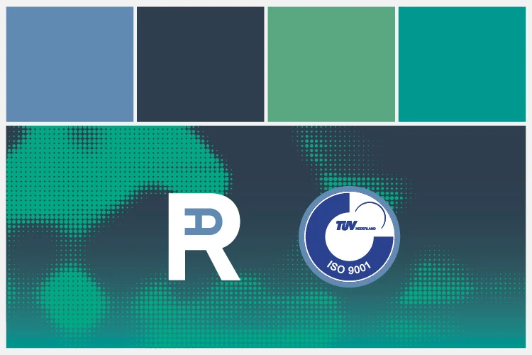 Visuele branding van RaderAdvies met vier kleurenblokken (blauw, donkergrijs, groen en turquoise), het R-logo en een TÜV ISO 9001-certificeringslogo op een groene en donkerblauwe achtergrond met rastereffect.