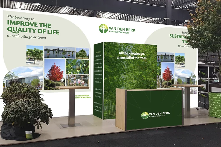 Beursstand van Van den Berk Boomkwekerijen met groene en witte branding, inclusief slogan