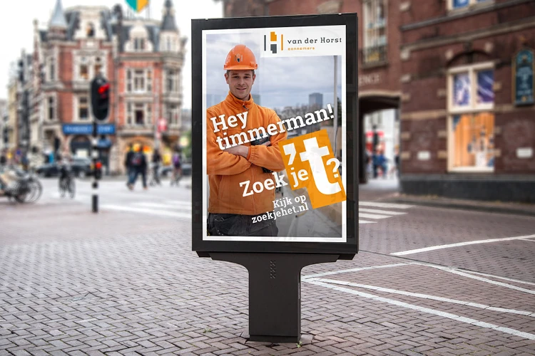 Billboard met een poster van Van der Horst met de tekst: Hey timmerman! Zoek je t? Kijk op zoekjehet.nl.