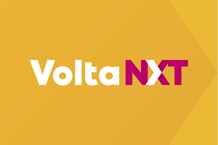 Logo met de tekst “VoltaNXT” in wit en magenta op een mosterdgele achtergrond.