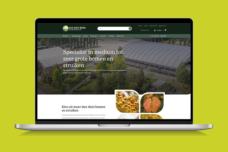 Laptop met de website van Van den Berk Boomkwekerijen op het scherm. De homepage toont een luchtfoto van de kwekerij met de tekst