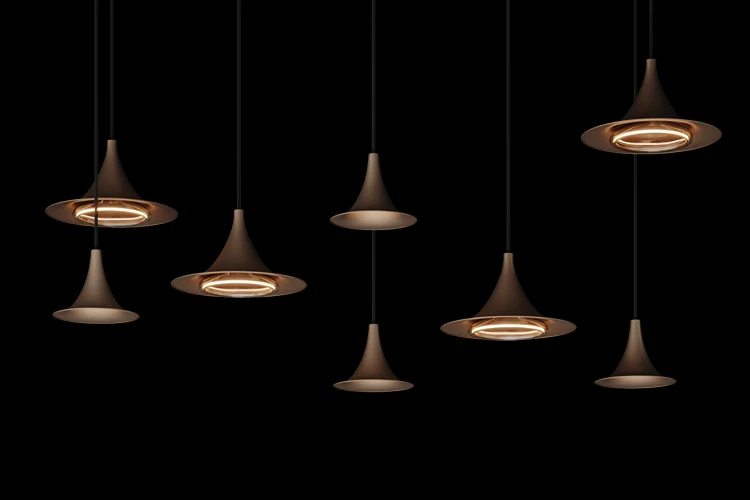 Set van moderne hanglampen met een elegant, klokvormig ontwerp en warme verlichting tegen een zwarte achtergrond.