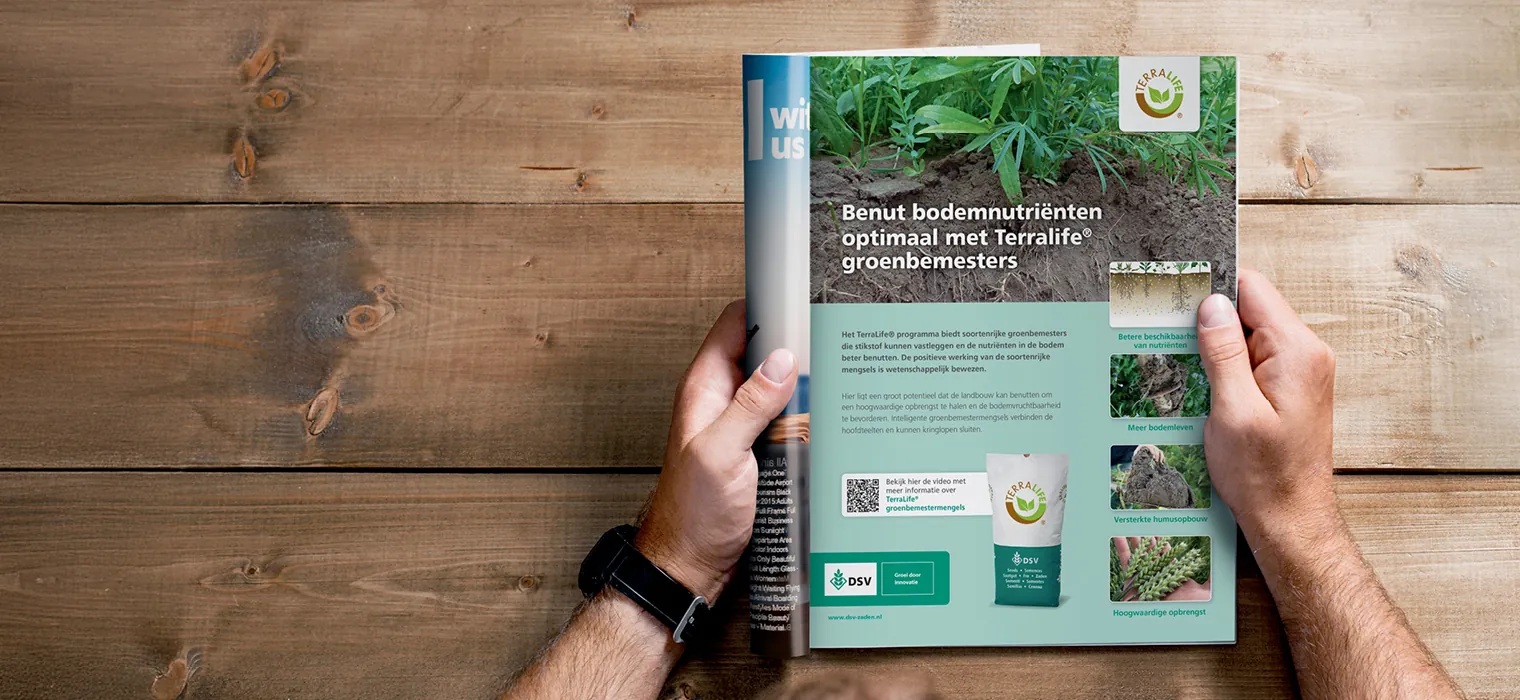 Man houdt magazine vast op bladzijde over het optimaal benutten van bodemnutriƫnten.