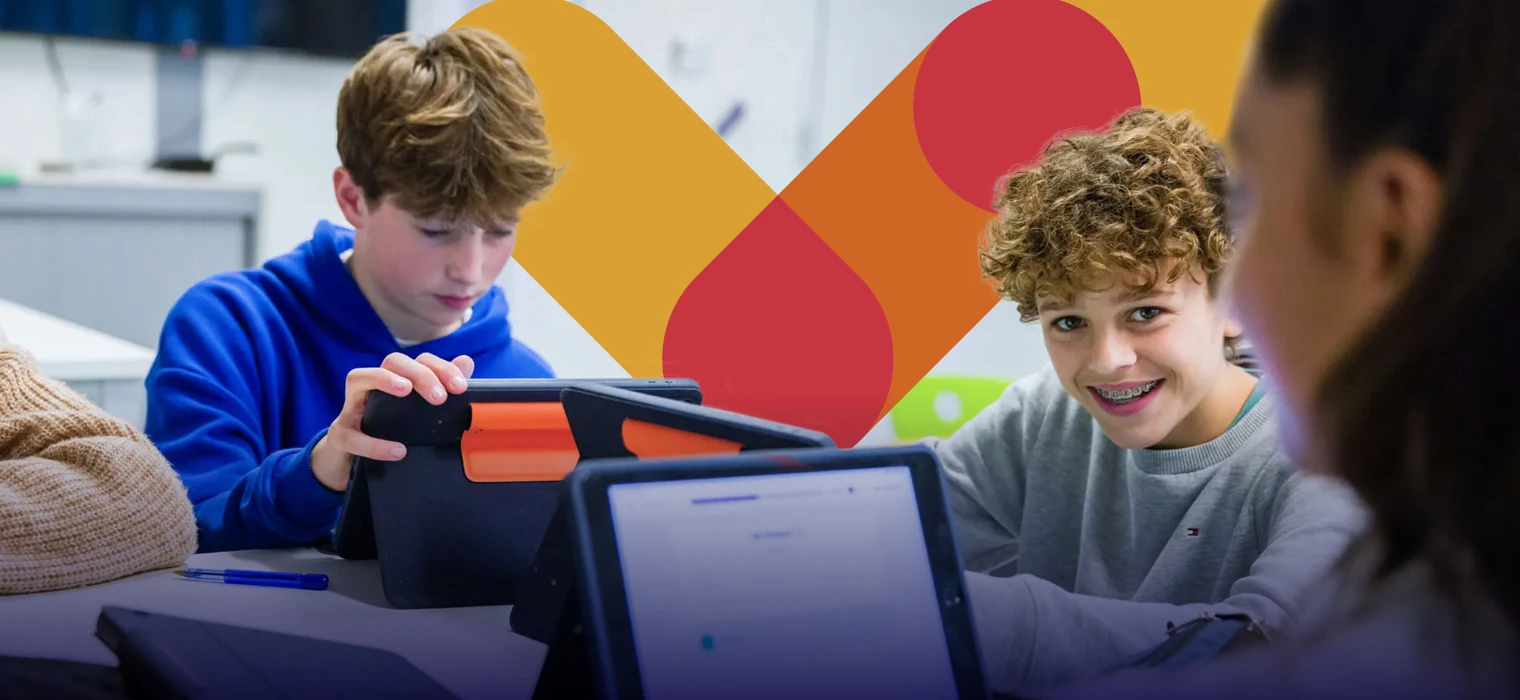 Jongeren in een onderwijsomgeving werkend op een tablet.