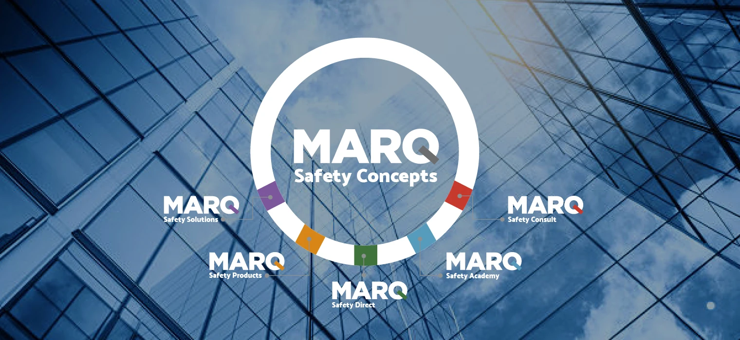 Visuele weergave van MARQ Safety Concepts met een cirkel en submerken Safety Solutions, Safety Products, Safety Direct, Safety Academy en Safety Consult, tegen de achtergrond van een glazen kantoorgebouw.