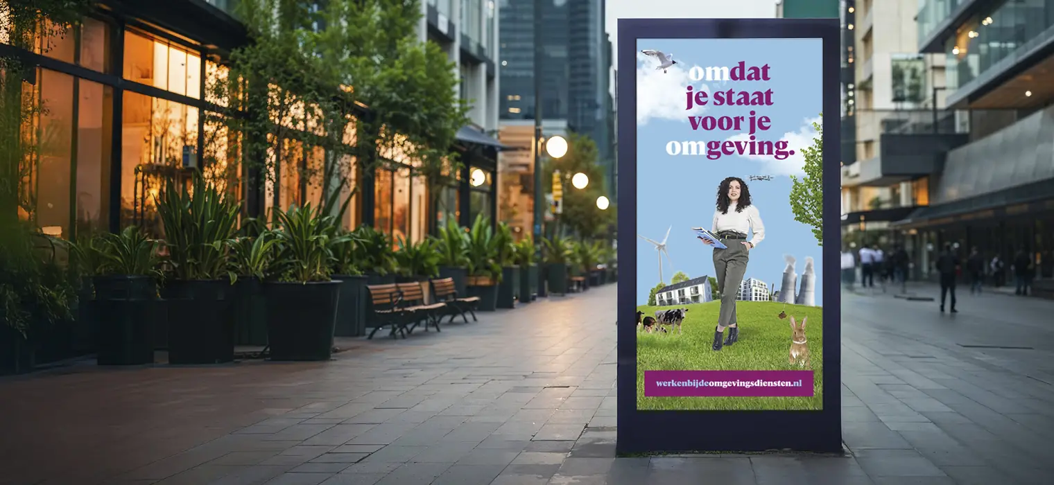 Straatreclame met een poster over werken bij omgevingsdiensten, met de tekst: