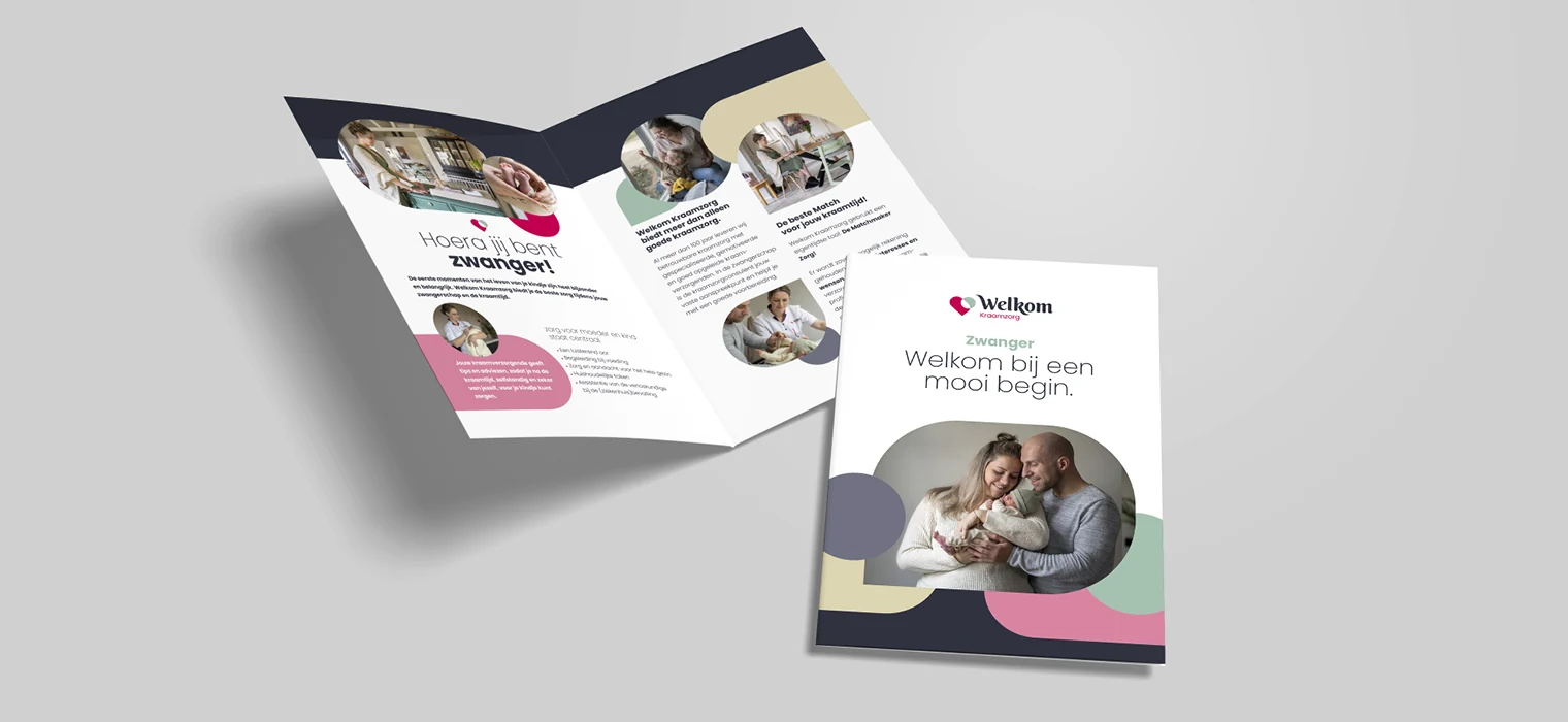 Brochure met een foto van een gezin op de voorkant en opengevouwen voor een overzicht van de inhoud.