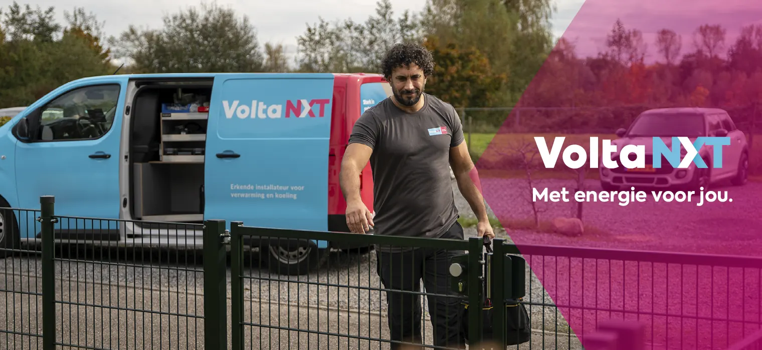 Man met zijn werkbus. Logo van Volta NXT aan de rechterkant met de tekst: